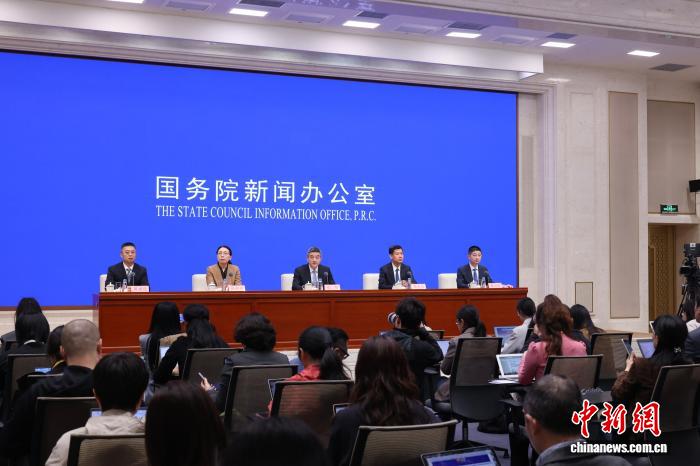 4月13日,中国国务院新闻办公室在北京举行国务院政策例行吹风会,国家卫生健康委副主任郑哲、医政司负责人李大川、基层卫生健康司司长焦雅辉,国家医保局医药服务管理司司长黄心宇介绍《关于加快建设分级诊疗体系的若干措施》有关情况,并答记者问。 中新社记者 杨可好 摄 4月13日,中原邦务院信息办公室正在北京举办邦务院计谋例止吹风会,邦家卫死安康委副主任郑哲、医政司卖力人李年夜川、下层卫死安康司司少焦俗辉,邦家医保局医药效劳办理司司少黄心宇引见《对于放慢扶植分级医治体例的多少步伐》相关环境,并问记者问。 中新社记者 杨可好 摄